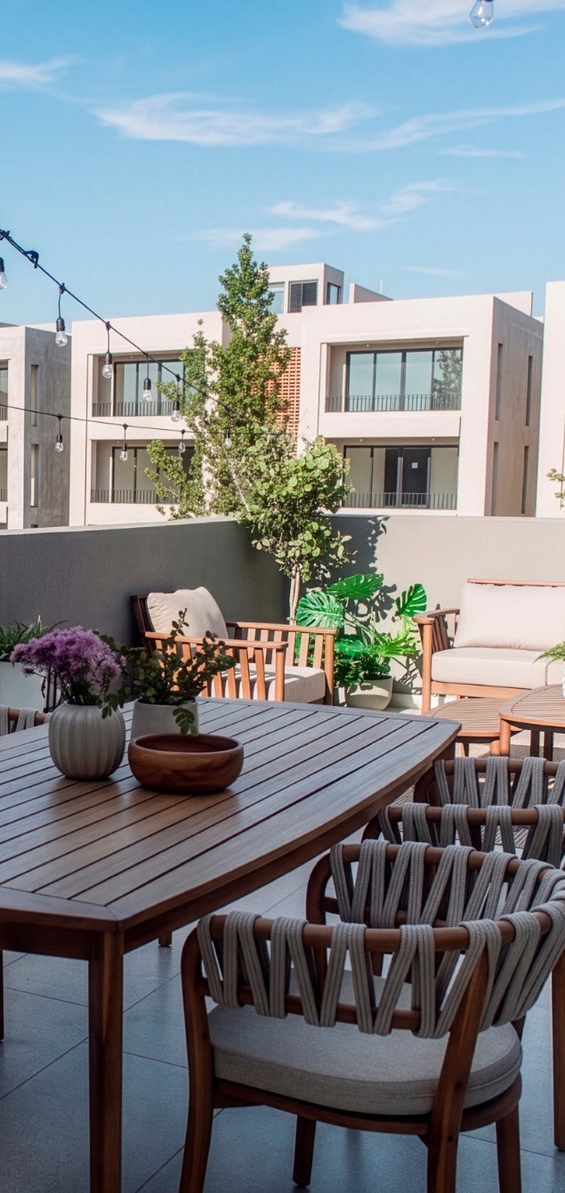 Terraza de la Casa Encino con comedor y sala exterior