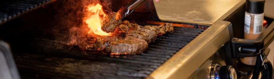 Asador de gas con cortes sellándose a fuego alto