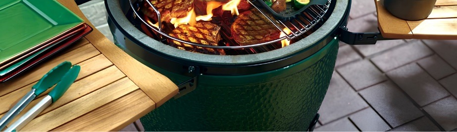 Asador kamado de cerámica con cortes sobre la parrilla