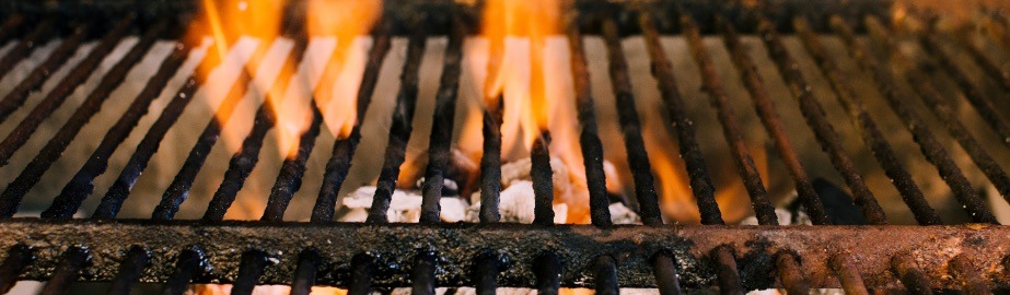 Parrilla abierta con fuego de carbón