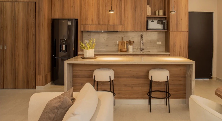 Cocina con isla y gabinetes de madera