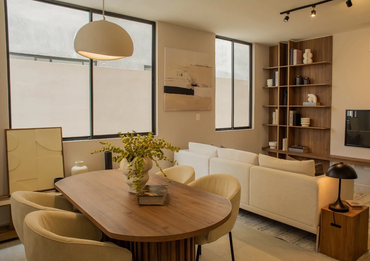 Sala y comedor integrados con librero de madera