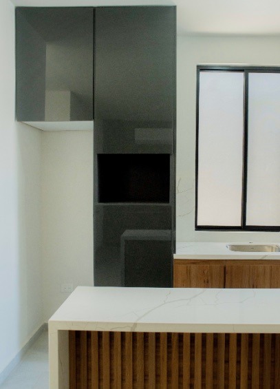 Cocina de la Casa Encino con isla de cuarzo y gabinetes de madera
