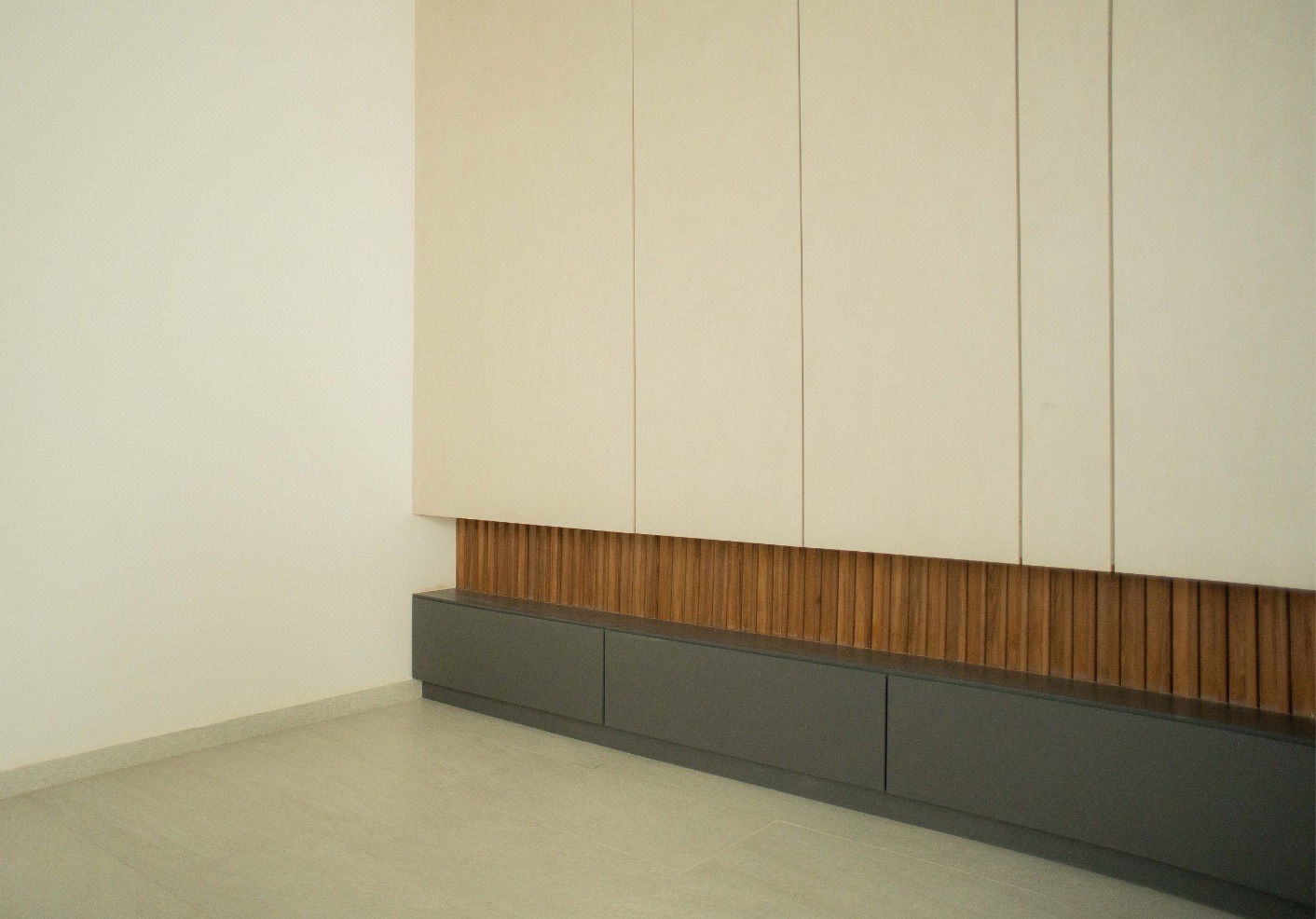 Mueble empotrado con puertas claras, listones de madera y cajones grises en la Casa Encino