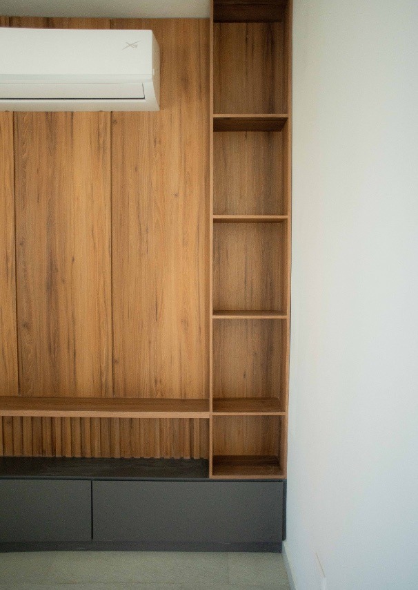 Muro de madera con repisas en la Casa Encino