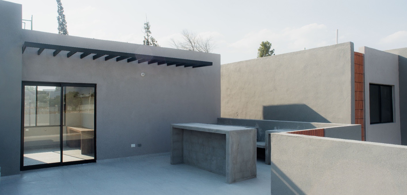 Rooftop de la Casa Encino durante la obra, con pérgola y barra de concreto