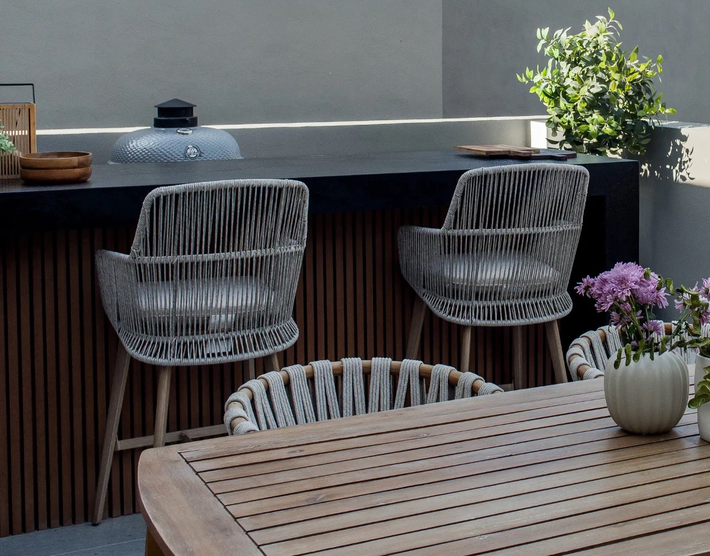 Rooftop de la Casa Encino con barra, asador y comedor exterior