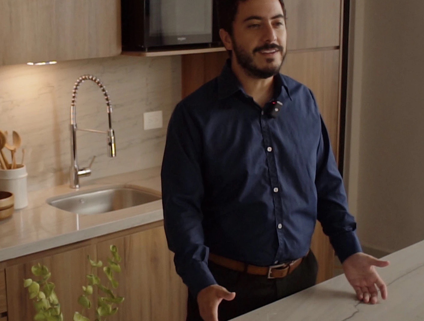 Eugenio en la cocina del departamento muestra de Privada Monarca