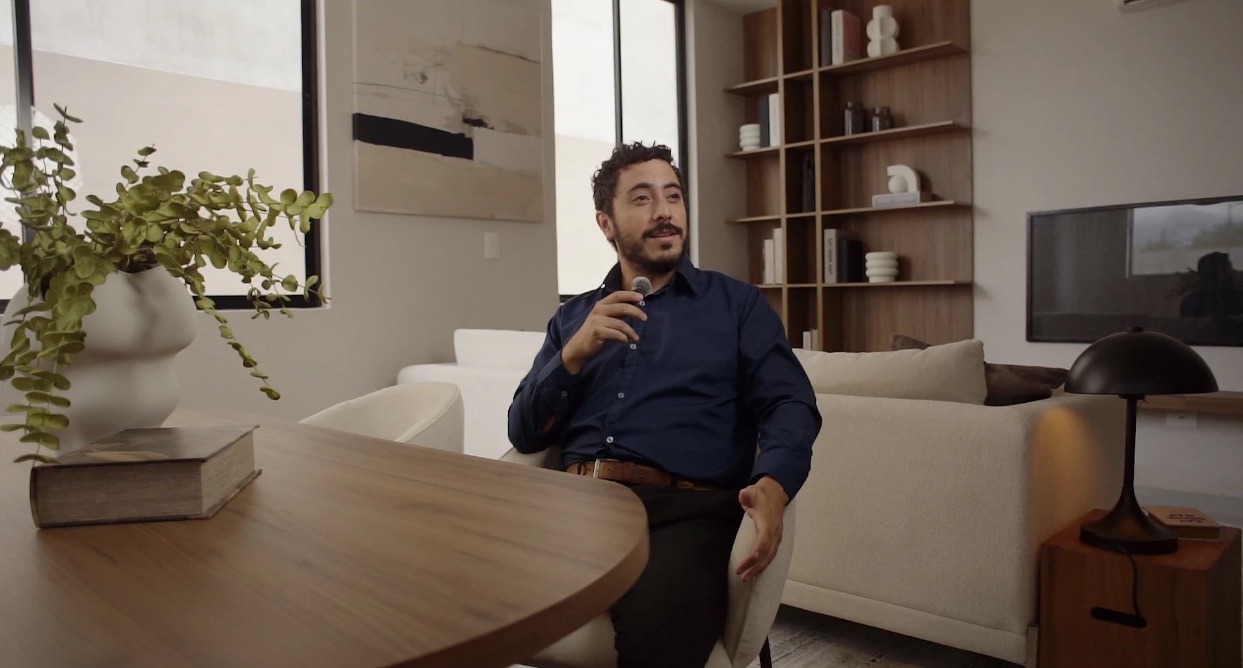 Eugenio durante la entrevista en el departamento muestra de Privada Monarca