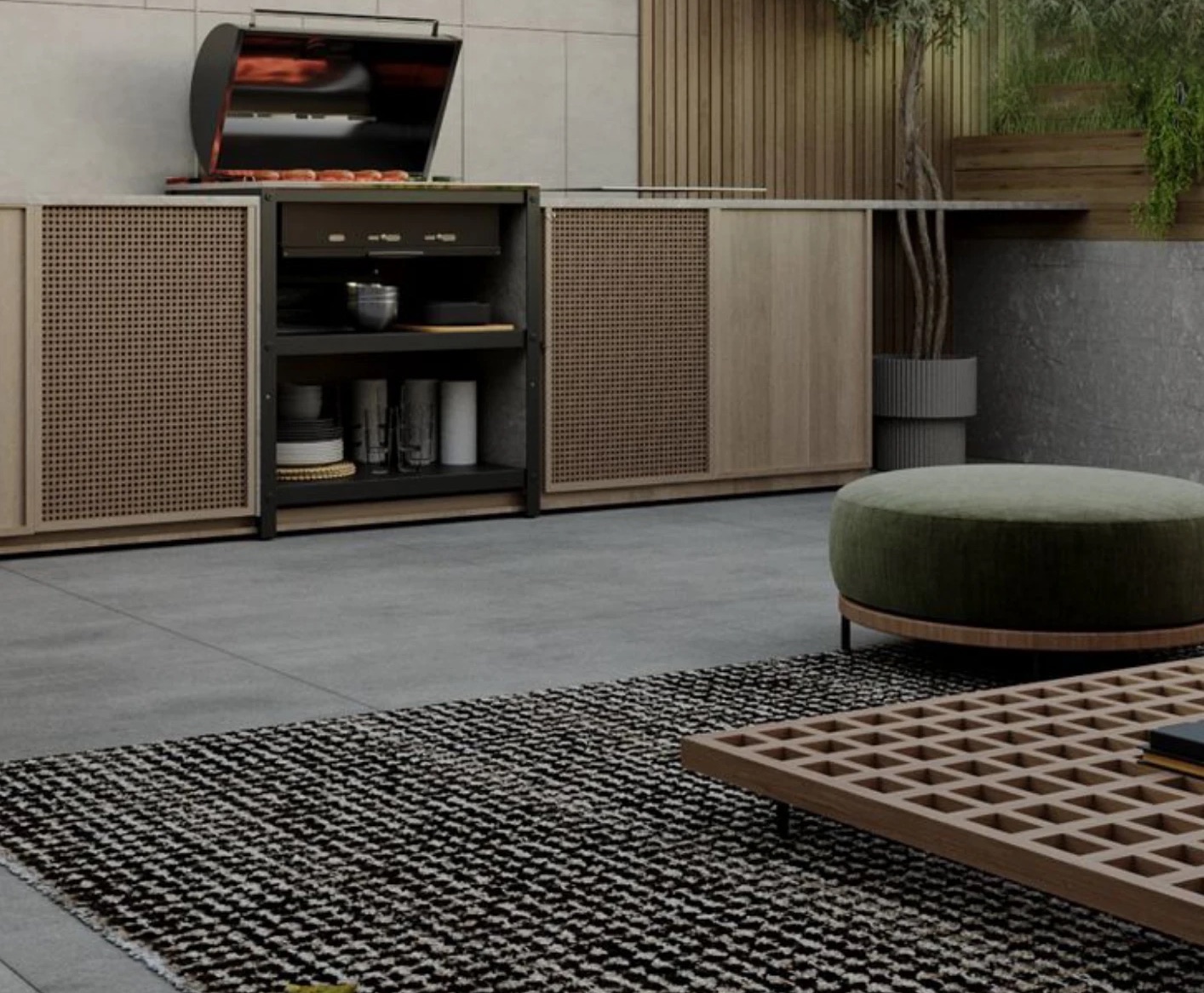 Cocina exterior con asador y gabinetes de madera en una terraza