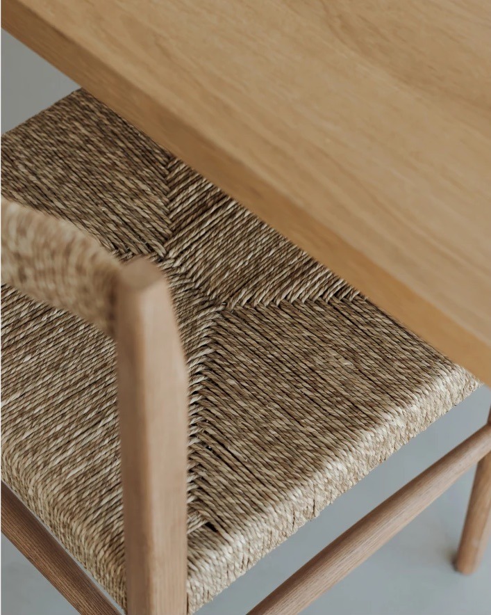 Silla de madera con asiento de fibra natural