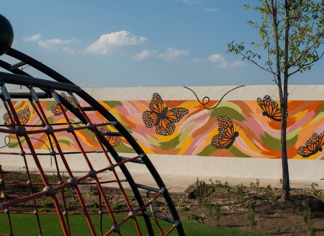 Mural de mariposas junto al área de juegos infantiles de Privada Monarca