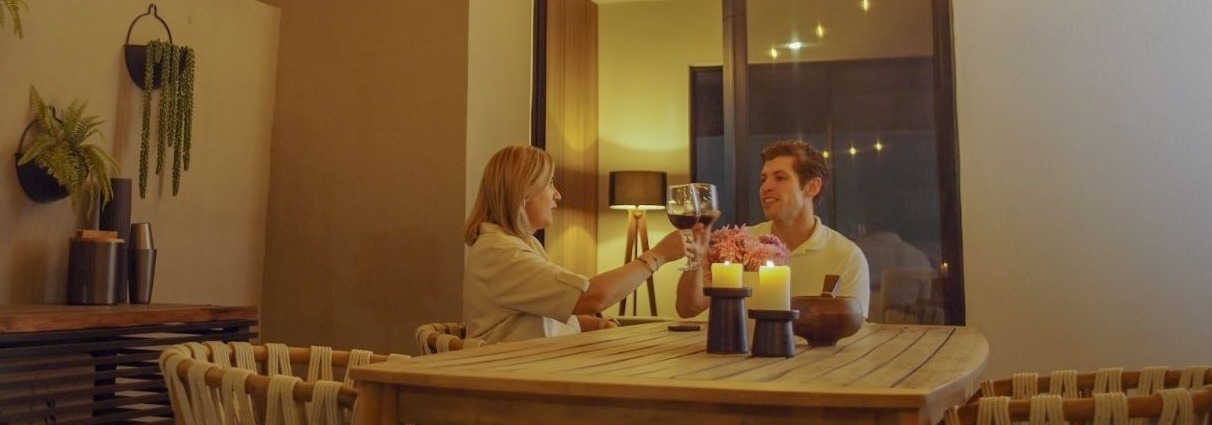 Pareja brindando en el comedor de una casa CAXA