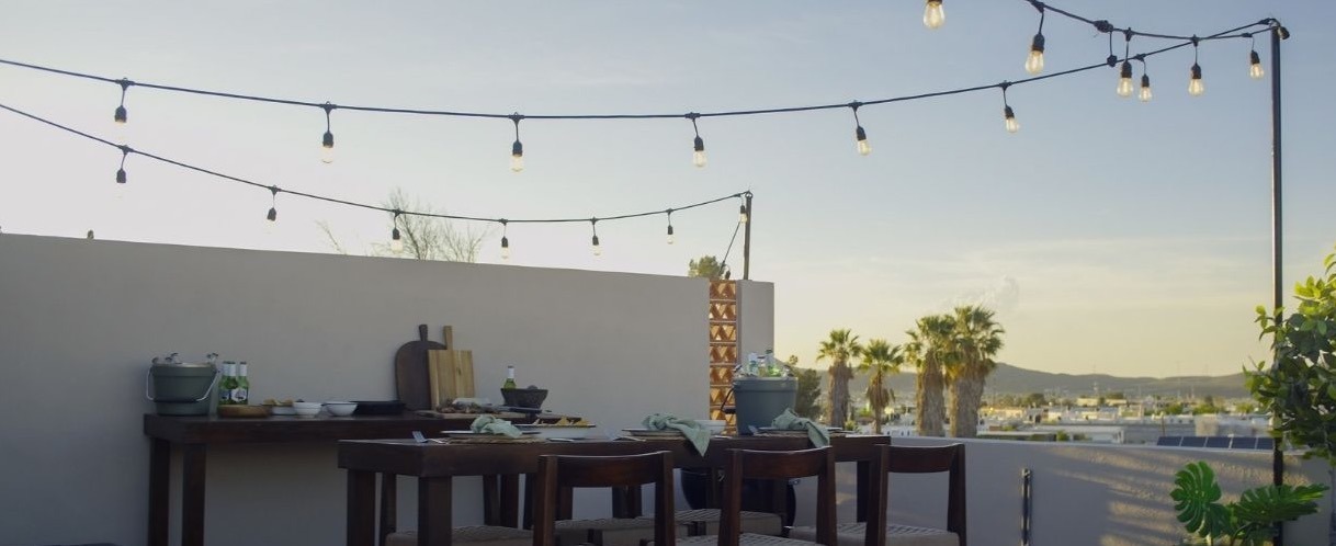 Comedor alto bajo guirnaldas de luz en el rooftop de Villamagna