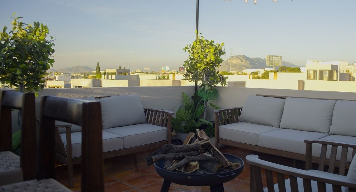 Sala exterior con fogatero en el rooftop de Villamagna